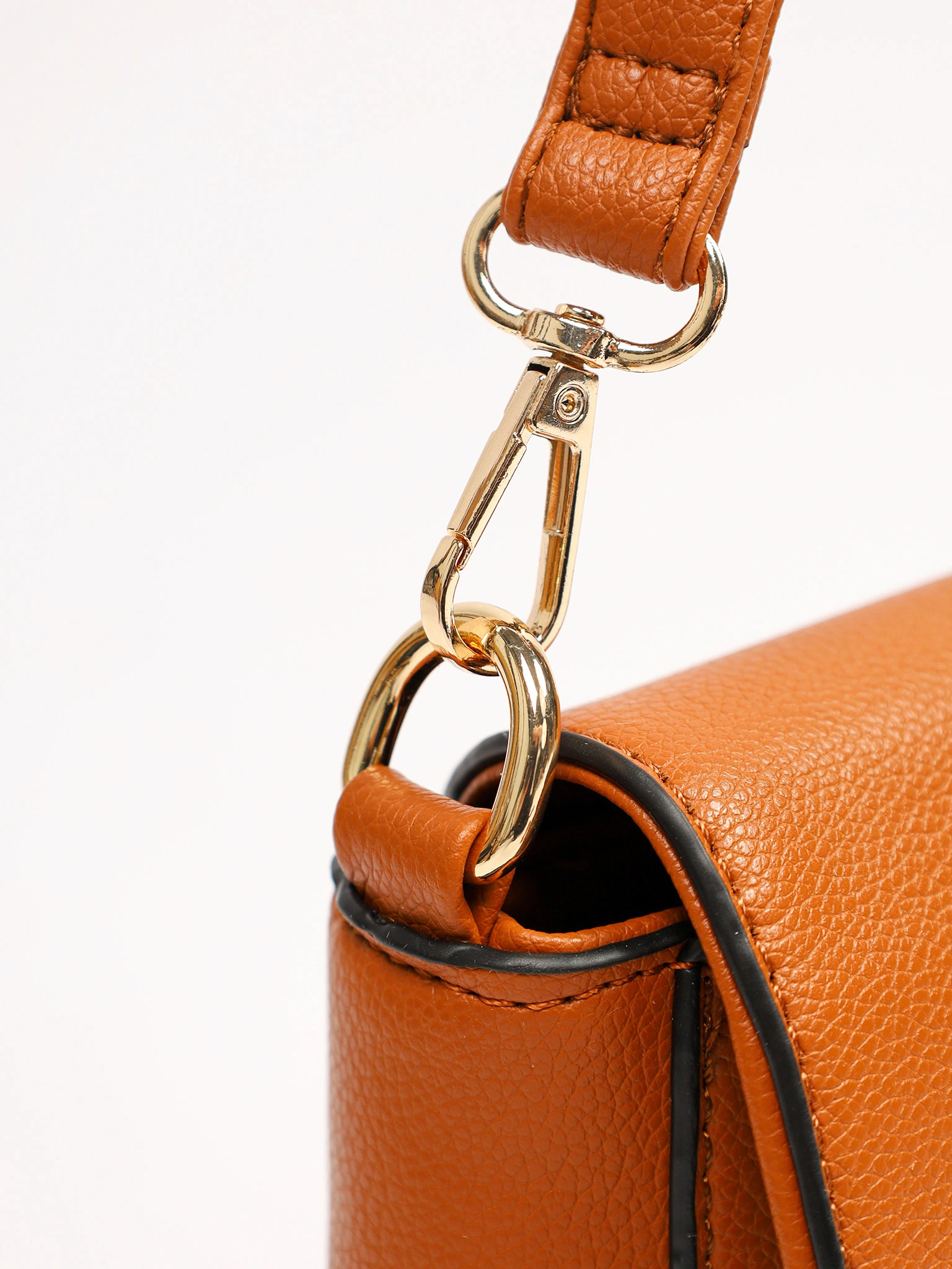 Сумка-кроссбоди с декоративной пряжкой в ассортименте